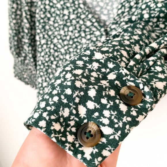 ✨2 for 15$✨American Eagle Crop Top In Green and White Floral - Picture 5 of 12